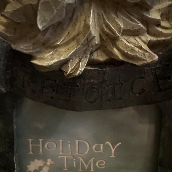 Poly Pretty Heavy Resin Christmas Frame with Santa Design - Holds 4x6 Picture - Picture 7 of 7